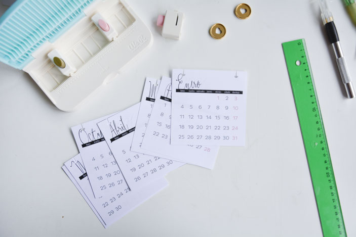 Taladramos las hojas de los meses