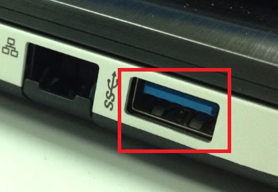 Identifique el puerto USB 3.0 en la computadora portátil - Verifique el color
