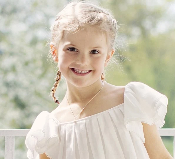 New photos of Princess Estelle and Prince Oscar for Midsummer. Estelle wore white tulle dress, Livly Shoes. gold necklace. Princess Victoria