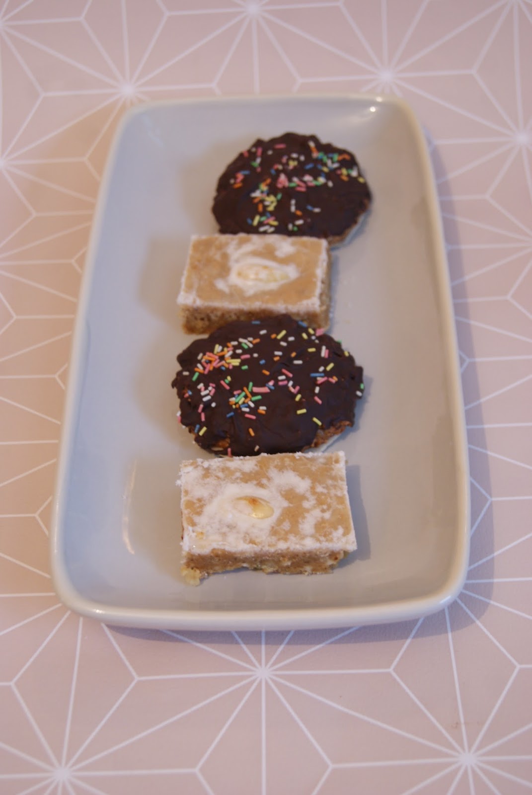biscuit and buttercream: Elisenlebkuchen + Honiglebkuchen