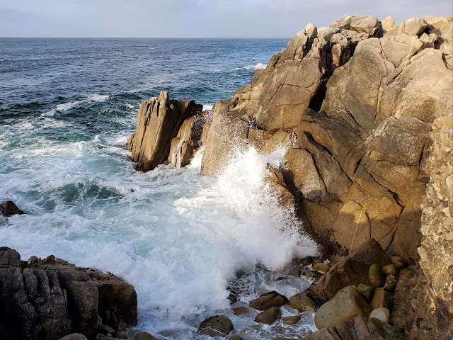 Image rocks and ocean waves