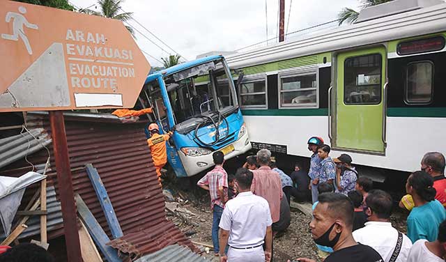 Trans Padang Tertabrak KA di Simpang Anak Aia