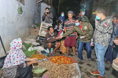 Pemkab Trenggalek Bagikan Masker Kepada Para Pedagang di Pasar Subuh