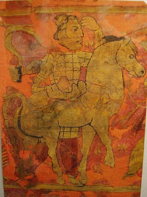 Изображение сакского тяжеловооружённого всадника II века до н.э. на ковре бактрийского производства, обнаруженном в кургане хуннского времени из Ноин-Ула, Монголия. spirit-of-silkroad.uz