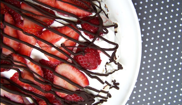 Strawberry and Chocolate Meringue #dessert #chocolate