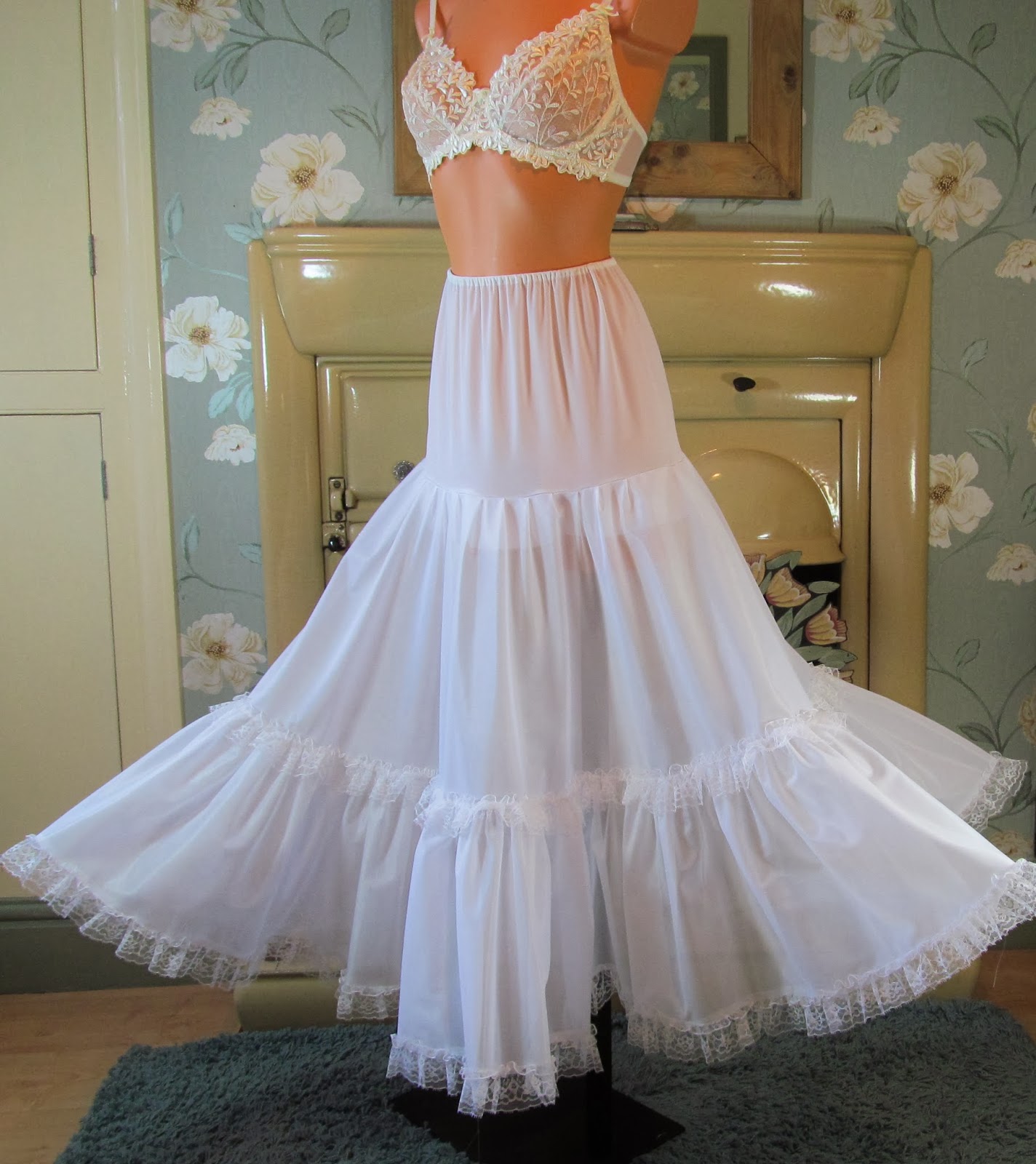 VTG WHITE BRIDAL FRILLY LACE 3 TIERED HALF SLIP PETTICOAT UNDER SKIRT