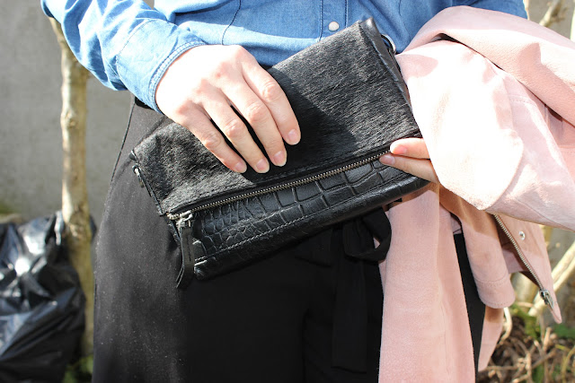 jupe culotte noir, chemise en jean, chaussures rose et paillettes minelli