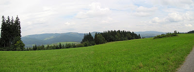 Panorama na północ (ze szlaku między osadą Komorovský Gruň a rozstajem Na Dílku).