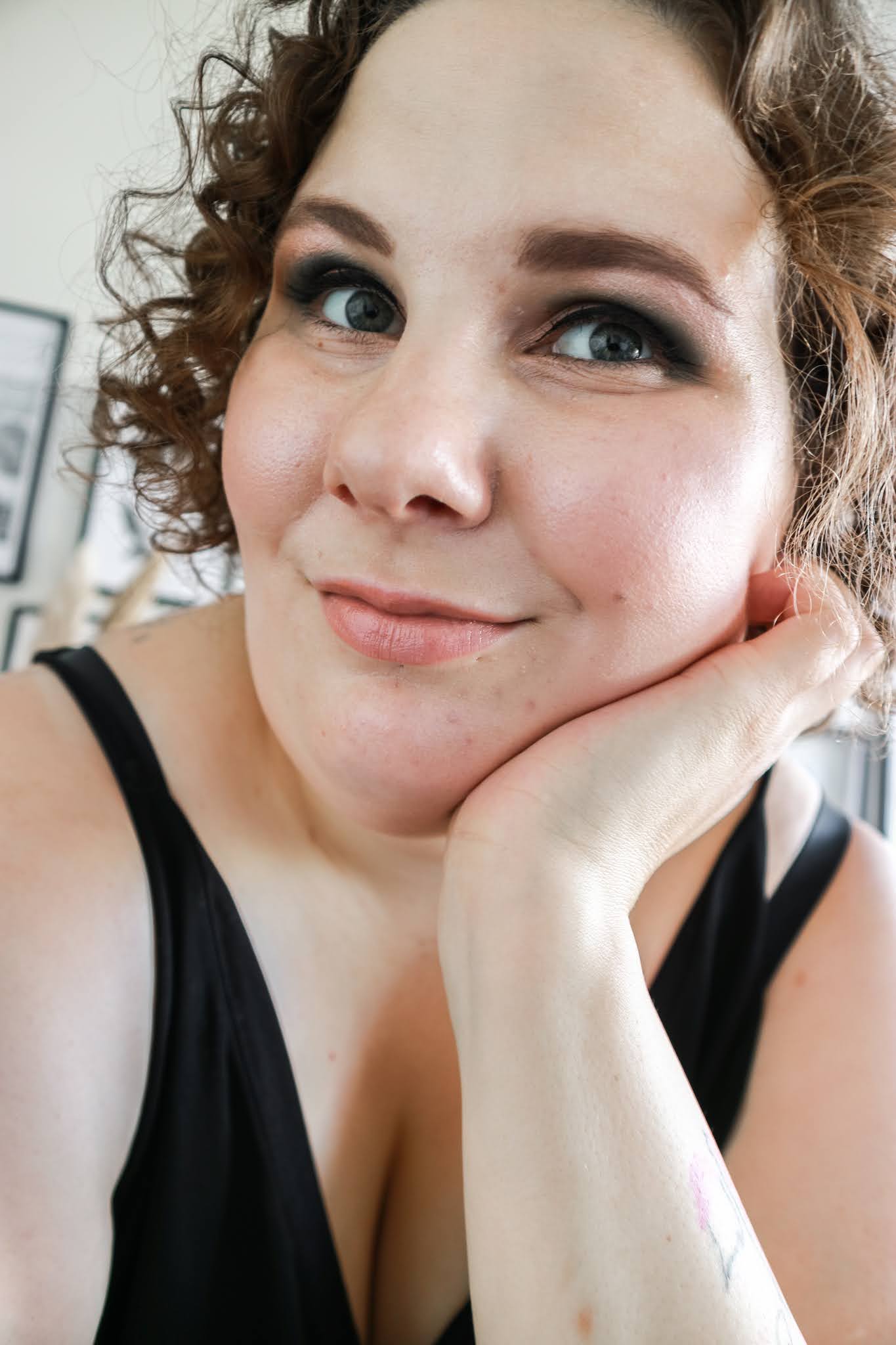 Big mamas home by Jenni S. Essence Hallo Berlin luomiväripaletti Big mamas home by Jenni S. Essence Hallo Berlin luomiväripaletti