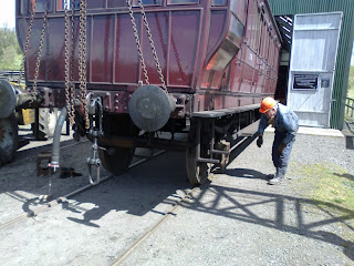 The carriage body is lowered onto a temporary axle