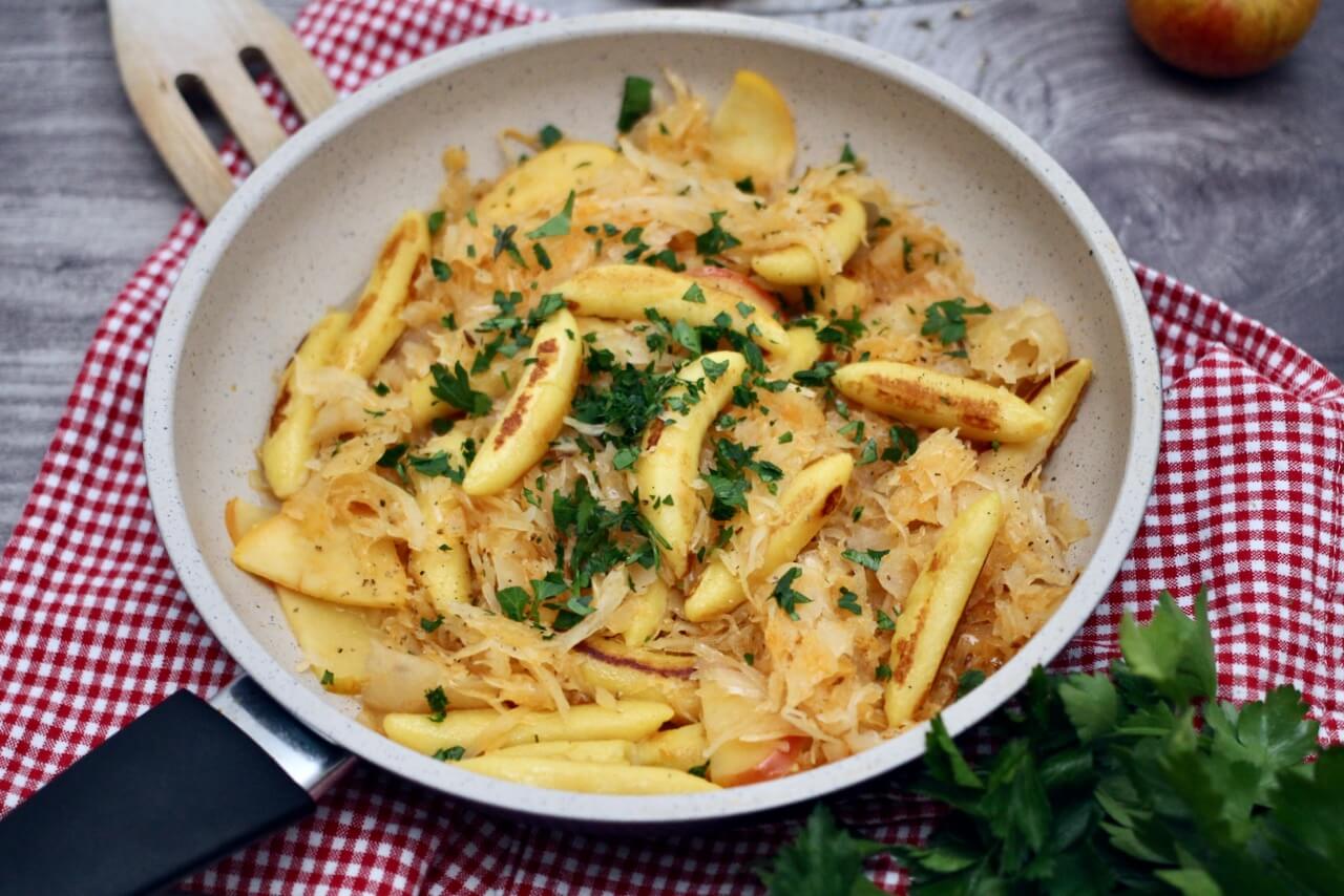 HOME OF HAPPY: SCHUPFNUDELPFANNE MIT APFEL-SAUERKRAUT