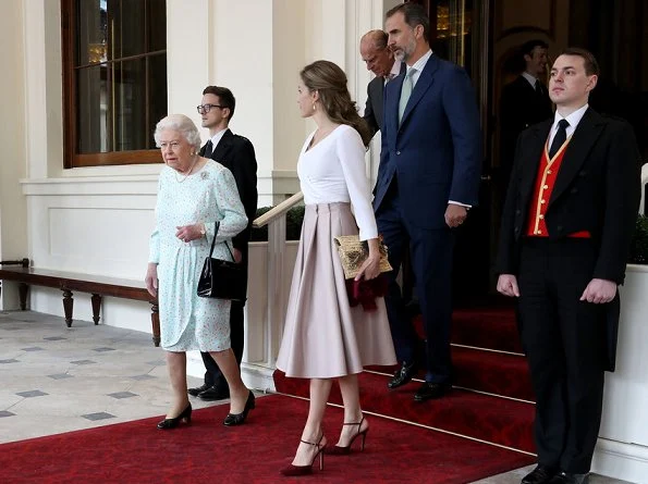 Queen Letizia carried Mirtha Natural clutch wore Lodi burgundy suede ankle strap pumps, Hugo Boss skirt and blouse. Queen Elizabeth