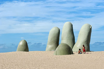 La mano en Punta del Este, Uruguay