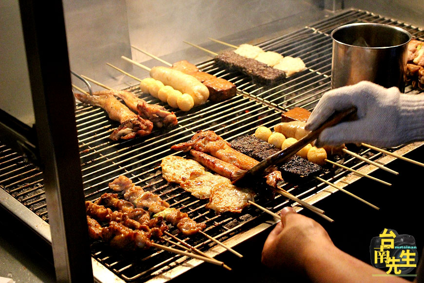 台南串燒／每日限量晚來吃不到／隱身市場一賣20多年／剛擺攤就有客人上門／木炭烘烤香氣撲鼻／在地人激推私房宵夜