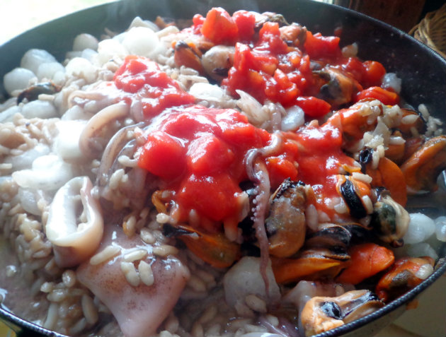 Fini rižoto s dagnjama, kozicama i lignjama 5 korak pripreme Creamy risotto with mussels, shrimp and squid by Laka kuharica: Add the mussels, shrimp, squid and tomatoes