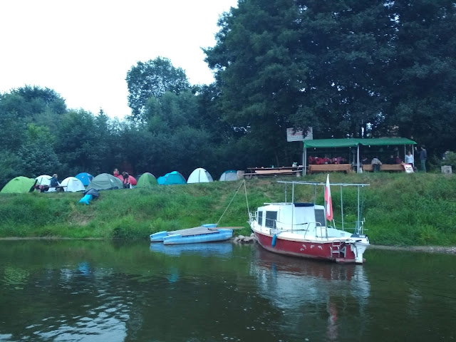 Pole namiotowe w Wielkopolsce. Widok z wody, bo pole jest na samym brzegu.