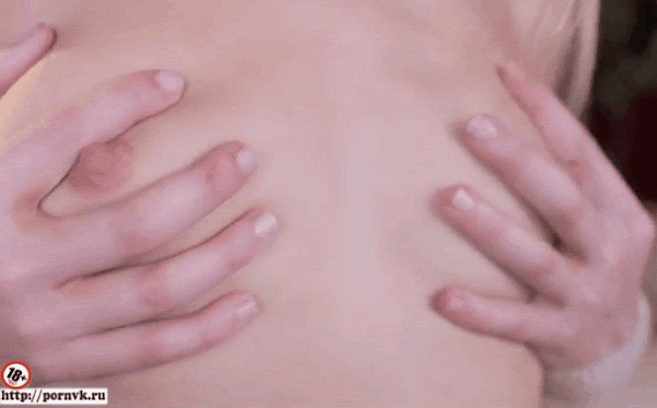 Ero GIF: Мила дівчина стогне під час мастурбації голеною піськи