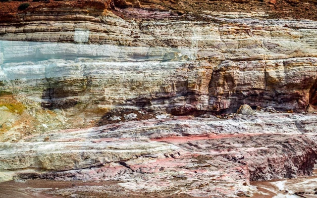 Las rocas sedimentarias están compuestas de partículas de rocas con una mayor antigüedad y otros materiales como minerales disueltos y llevados en solución