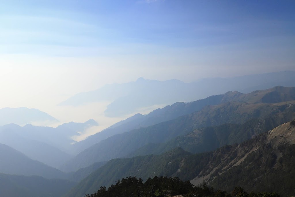 秀姑巒山向向八通關古道對面的新康山