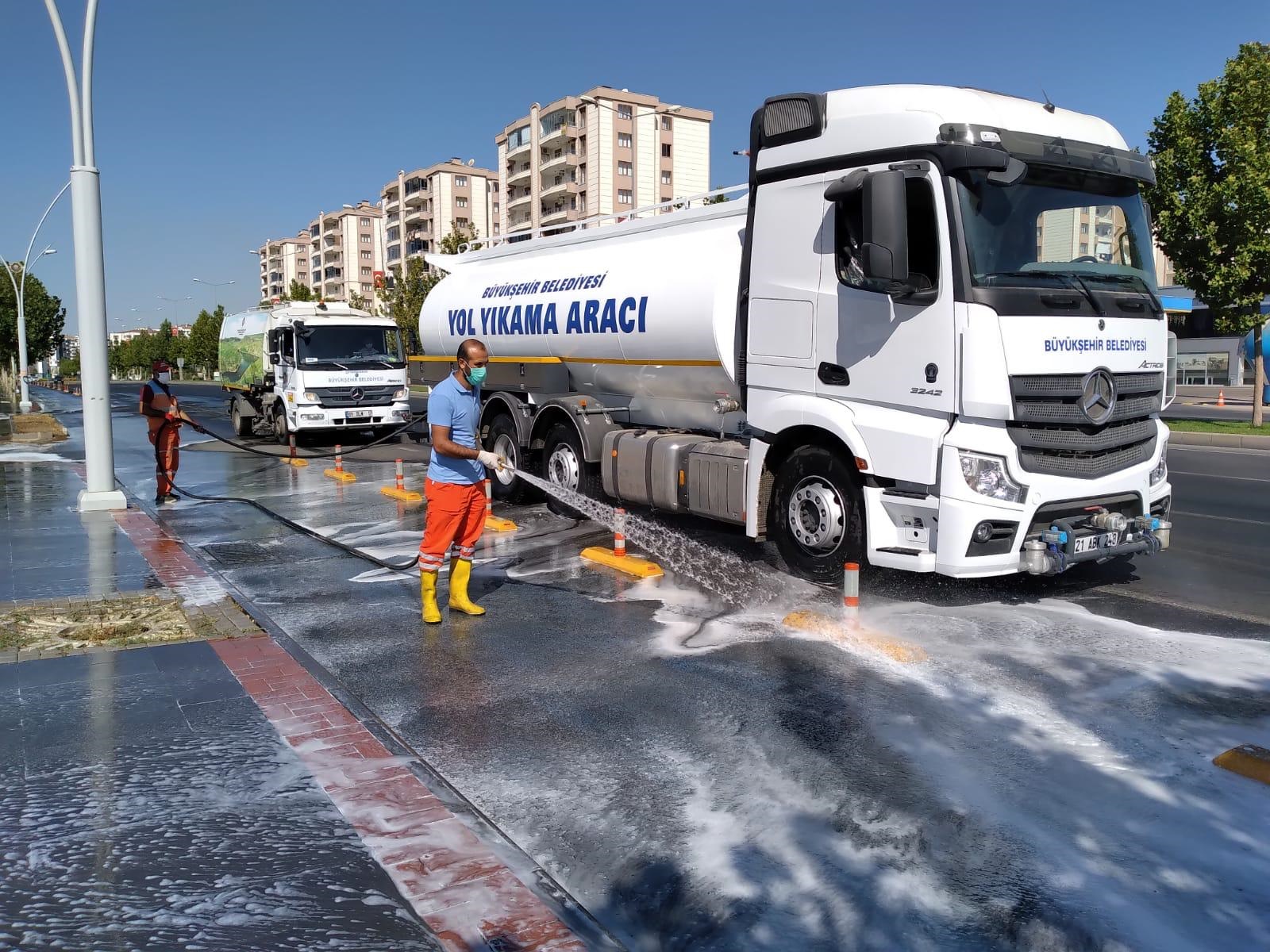 Diyarbakır Büyükşehir Belediyesinden Bağlar'da Covid-19 temizliği