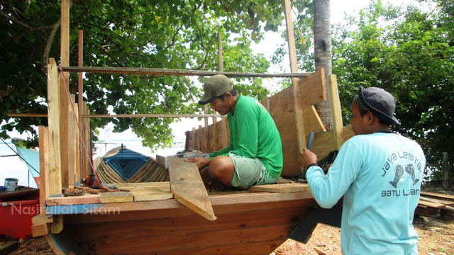 Pembuatan kapal kayu di pantai Pantura