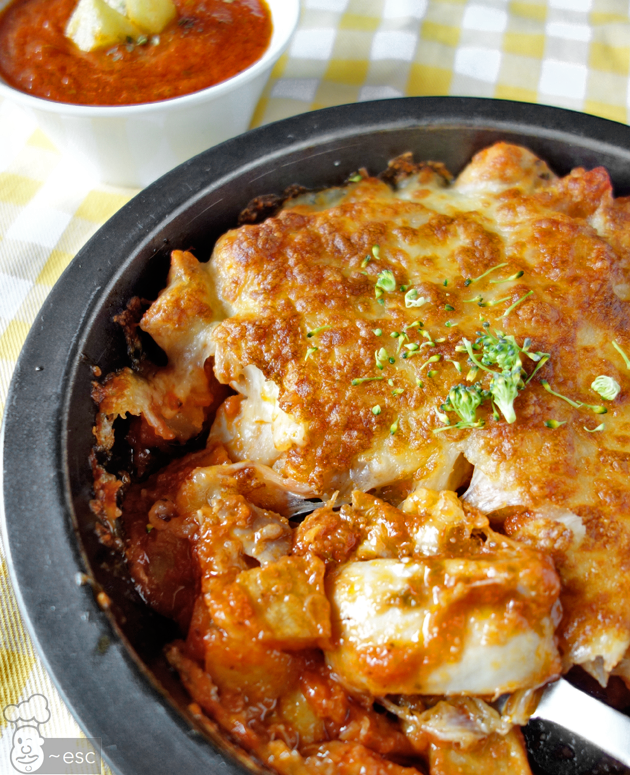 Pollo gratinado con queso y salsa de tomate con chispa