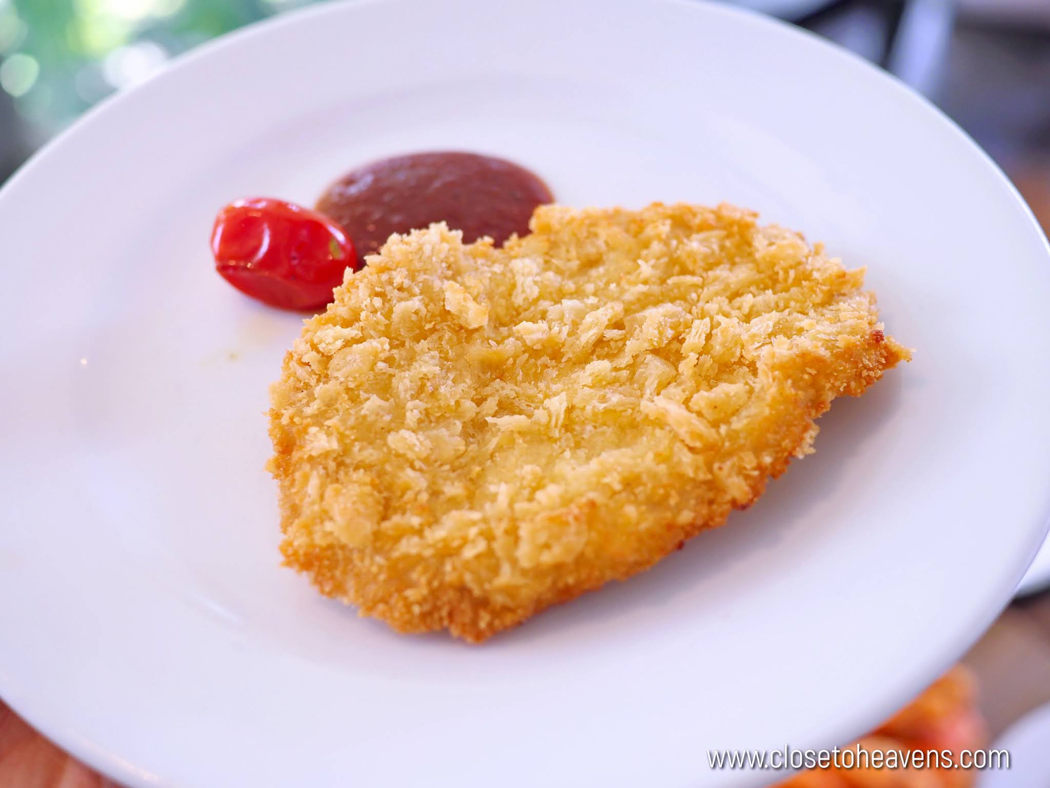 PORK TONKATSU WITH BBQ SAUCE หมูสันในทอดราดซอสบาร์บีคิว