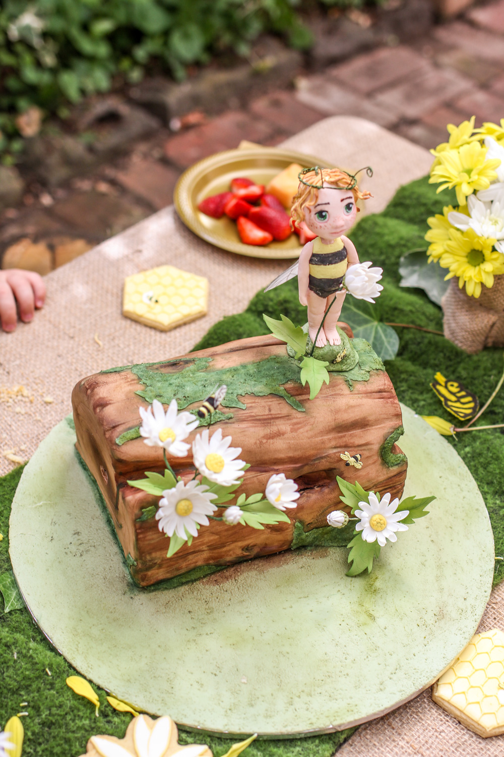 Woodland daisy bumble bee fairy cake for boys first birthday For more boys and unisex kids first birthday party inspiration visit the Goldfields Girl blog