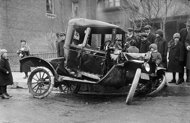 Before Seatbelts and Airbags, 20 Terrible Photos of Car Accidents in