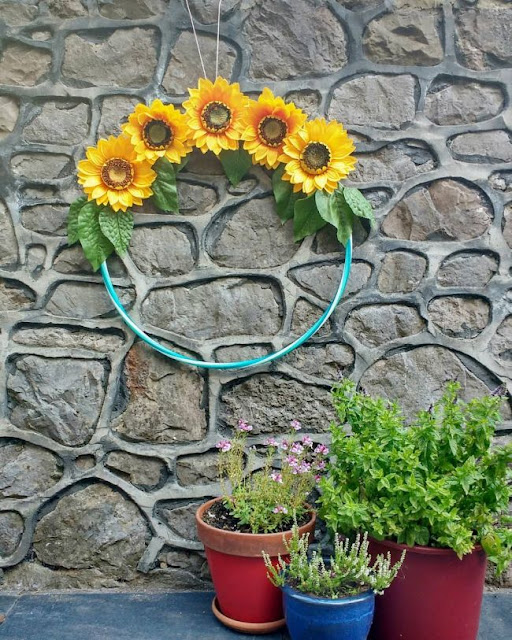 http://bugsandfishes.blogspot.com/2018/08/diy-floral-hula-hoop-wreath-tutorial.html