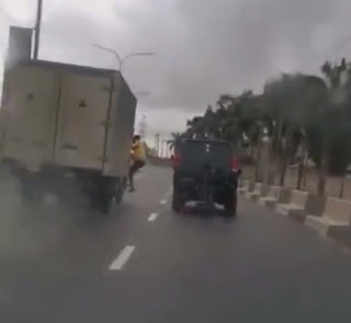 NEWS: LASTMA official falls off a moving truck while trying to arrest the driver (video) NEWS: LASTMA official falls off a moving truck while trying to arrest the driver (video)