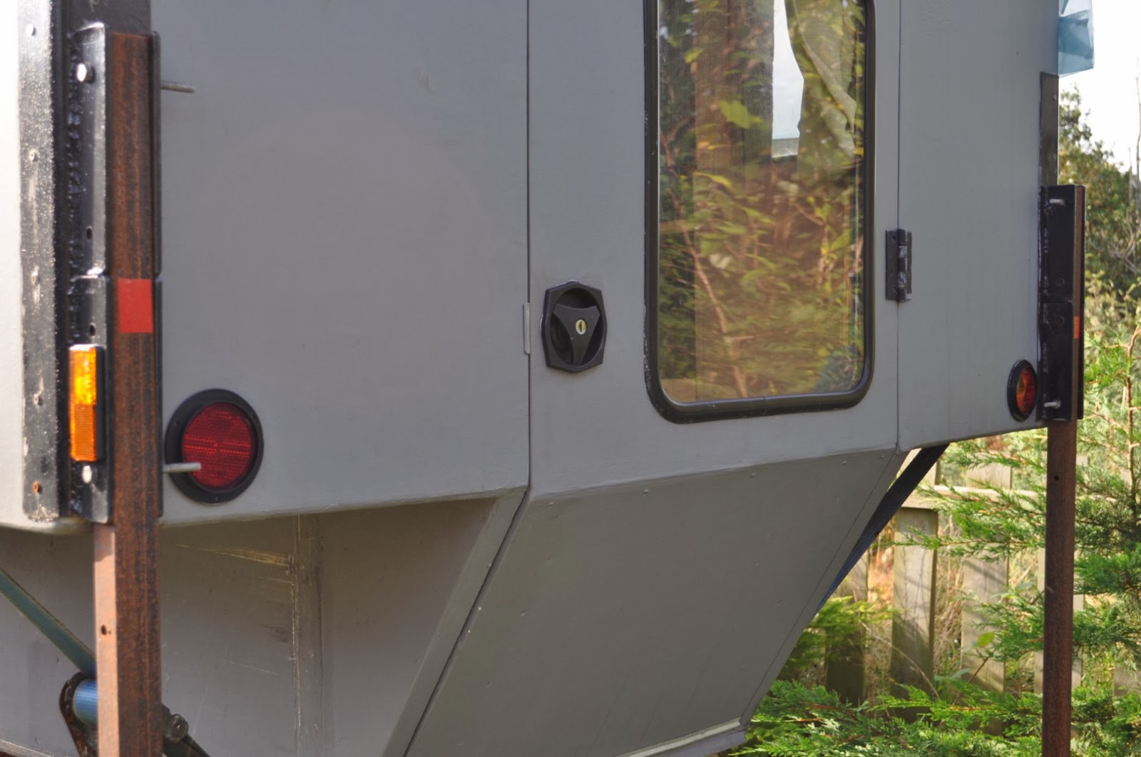 Demountable camper for Land Rover 110 DIY Demountable Camper