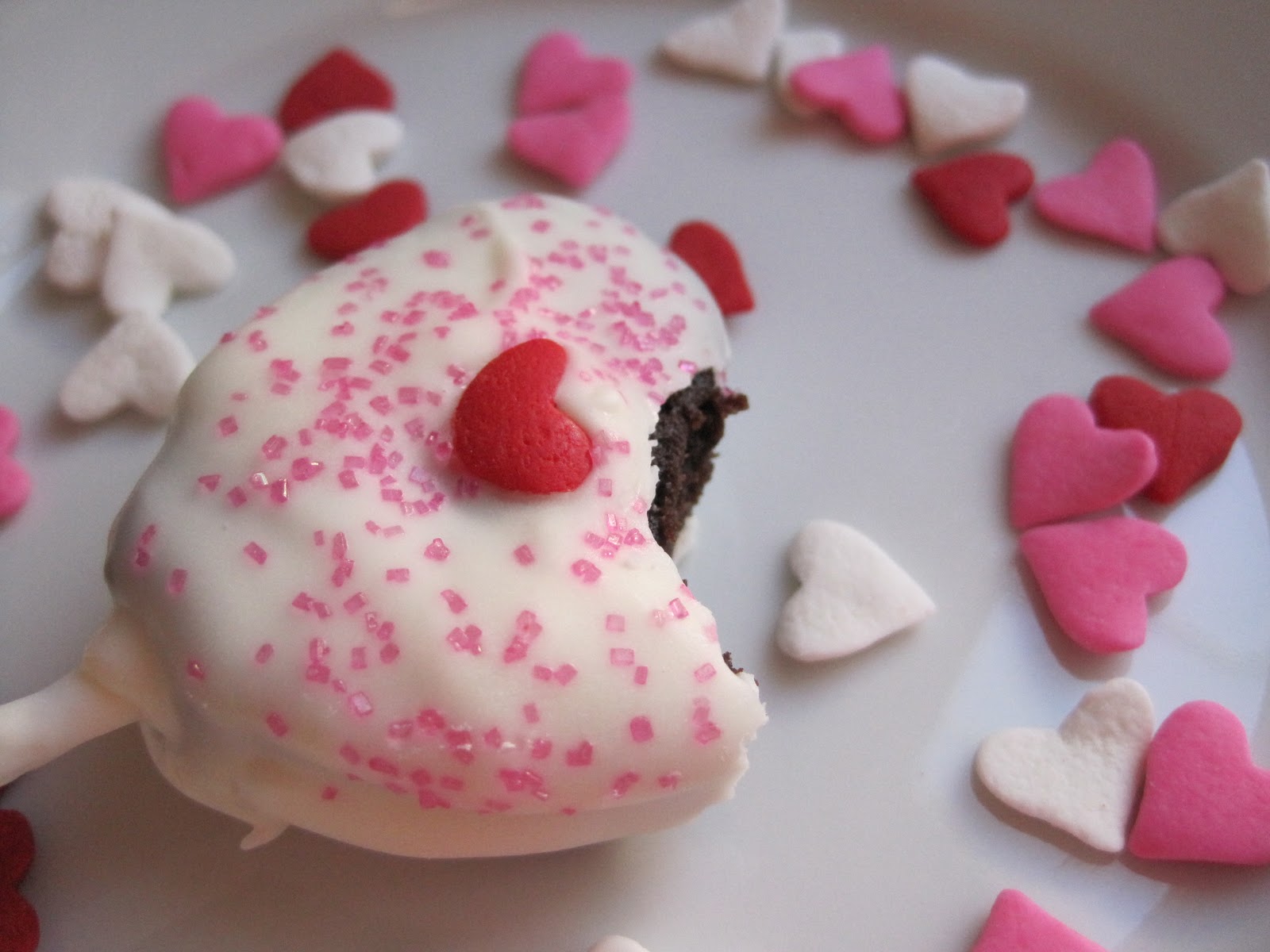 Valentine Cake PoPs - Romantic Ideas for Valentines Day