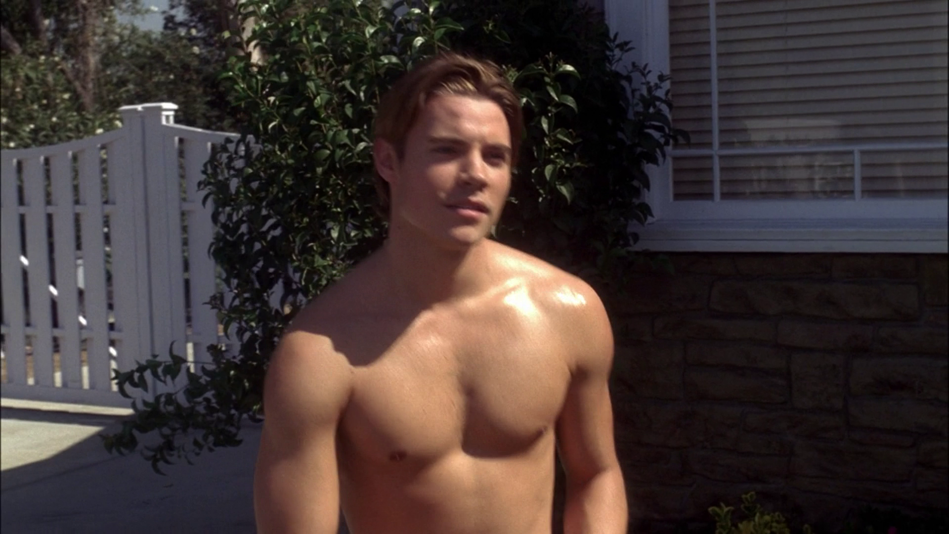Josh Henderson shirtless in Desperate Housewives 3-02 "It Takes Two&qu...