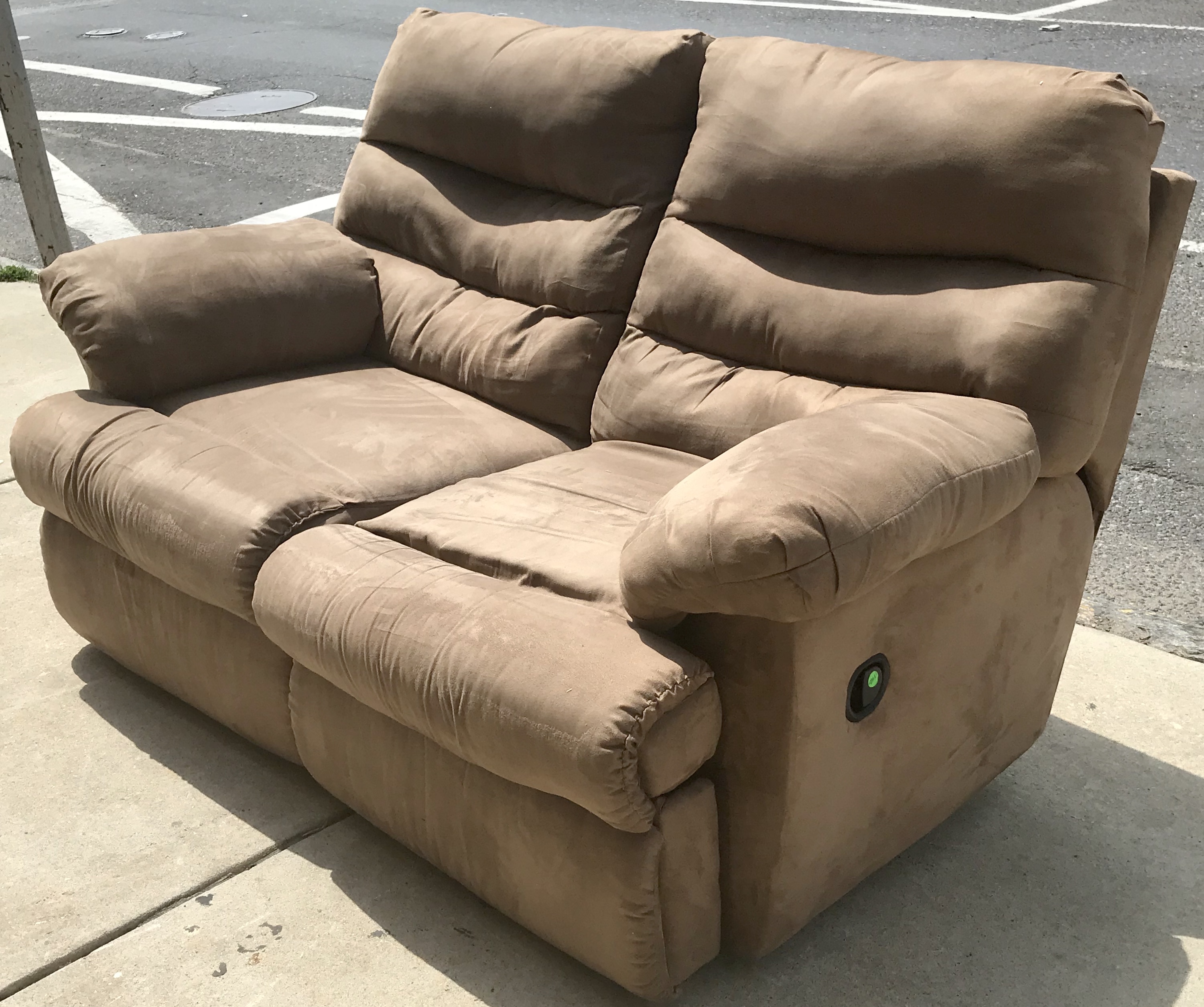 Uhuru Furniture & Collectibles 472635 Brown Microfiber Recliner