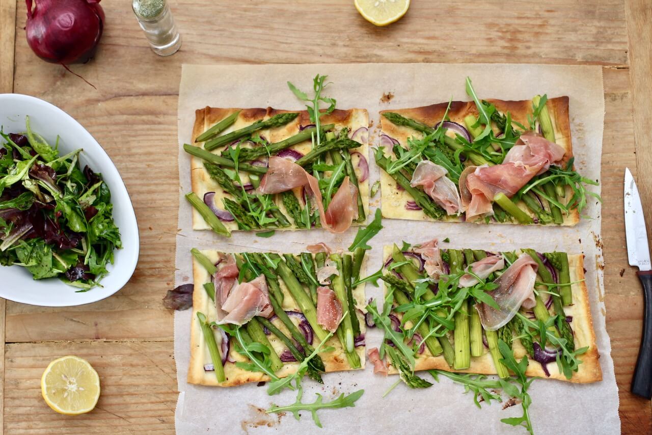 HOME OF HAPPY: FLAMMKUCHEN MIT GRÜNEM SPARGEL, RUCOLA UND PROSCIUTTO