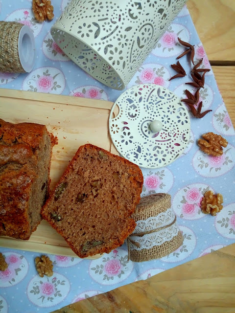 Bizcocho de nueces. Receta fácil, rápida, rica, esponjosa, tierna, desayuno, merdienda, postre. Aprovechamiento, otoño, con horno Cuca