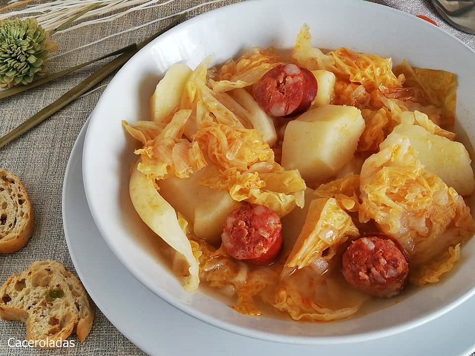 Repollo con patatas y chorizo - Guiso fácil, rápido y muy sabroso |  Caceroladas