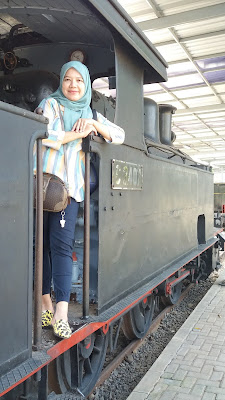 naik kereta wisata sejarah di museum kereta api ambarawa indonesia diesel uap traveling nurul sufitri mom lifestyle blogger