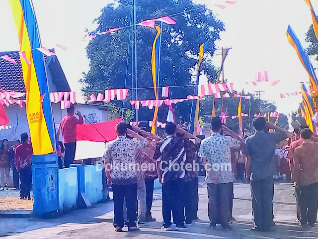 Upacara kemerdekaan di kampung Dander Kediri