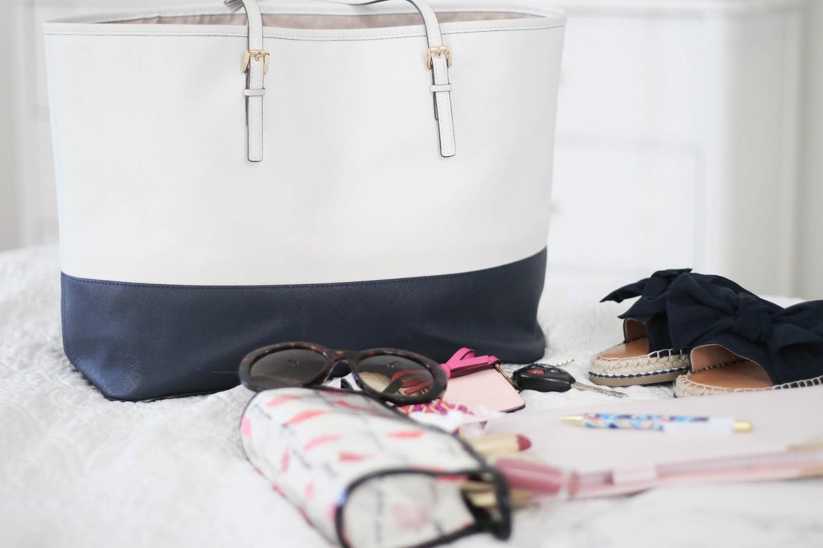 WHAT'S IN MY TRAVEL BAG?! A Classy Fashionista