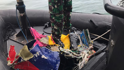Tim Penyelam Kopaska TNI AL Temukan Serpihan Pesawat Sriwijaya Air di Bawah Laut