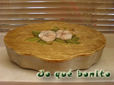 Caja decorada con pan de oro y óleos