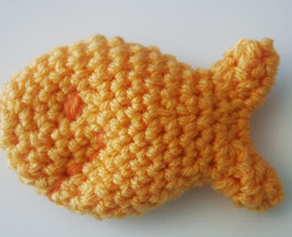 http://blog.twinkiechan.com/2013/09/06/free-crochet-pattern-goldfish-cracker-pin/