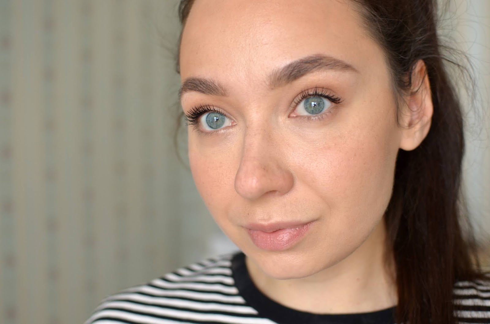 макияж без тонального крема. девушка с тональным кремом. легкий макияж без тональника. макияж без тональника. тональный крем для лица.