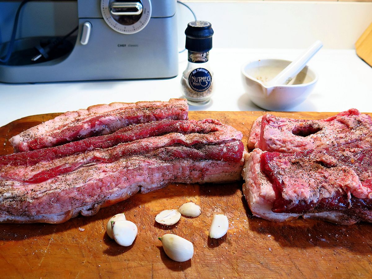 Подчеревок жареный на сковороде. Грудинка свиная в луковой шелухе вареная. Подчеревок вареный. Бекон копченый. Свиной подчеревок в луковой шелухе.