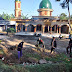 Babinsa Sebanen Koramil 0824/03 Kalisat Karya Bakti TNI Bantu Pembersihan Lingkungan Masjid Nurul Yaqin, Sekaligus Sosialisasikan Protokol Kesehatan Covid 19