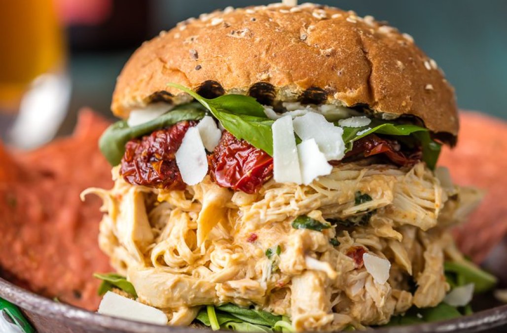 Sandwich Alfredo de Pollo Desmenuzado en Olla de Cocción Lenta Mil