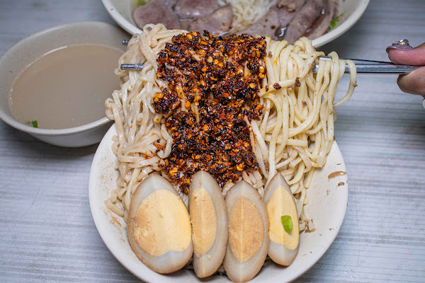 台南麵食【馬沙小吃】北區美食!公園路上飄香46年的老麵店宵夜時段也吃得到!豬肝麵50元豬肝量超多乾麵還有附湯喔!