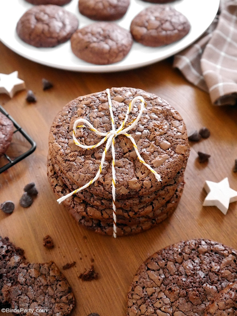 Gluten Free Chocolate Brownie Cookies - these delicious cookies are so easy to make, perfect for the Christmas Holidays or to give as edible gifts! by BirdsParty;com @birdsparty #cookies #brownies #browniecookies #christmasbaking #christmascookies #chocolate #recipes #glutenfree
